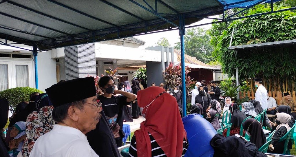 Pelayat Berdatangan, Begini Suasana Rumah Duka Ibunda Kiki Farrel 