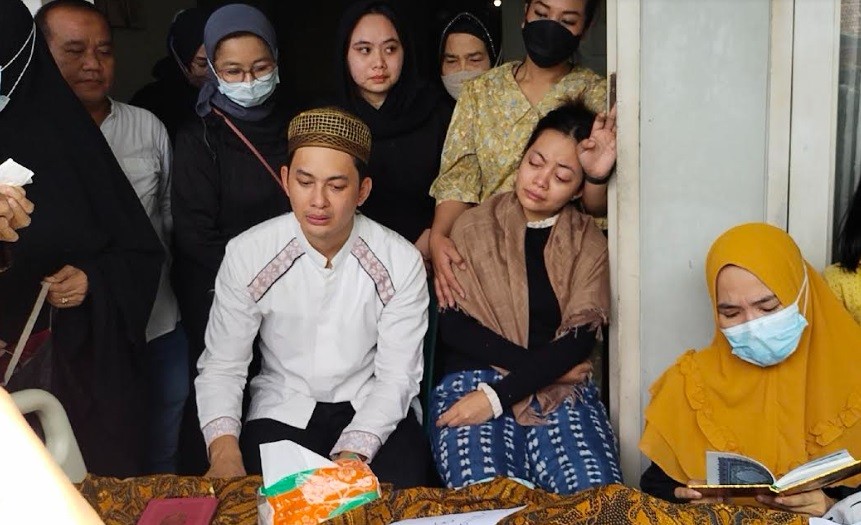 Ungkap Permintaan Terakhir, Tangis Kiki Farrel Pecah di Hadapan Jenazah sang Ibu