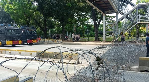 Ada Demo Buruh May Day di Patung Kuda, Polisi Bentangkan Kawat Berduri