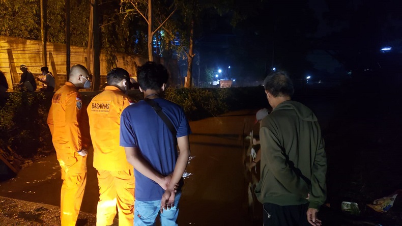 Lihat Banjir di Kali Sabi Tangerang, Bocah 4 Tahun Jatuh Terseret Arus