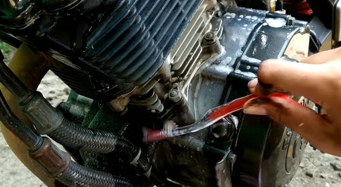 Cara Membersihkan Blok Mesin Sepeda Motor, Ini Peralatan dan Cairan yang Perlu Disiapkan