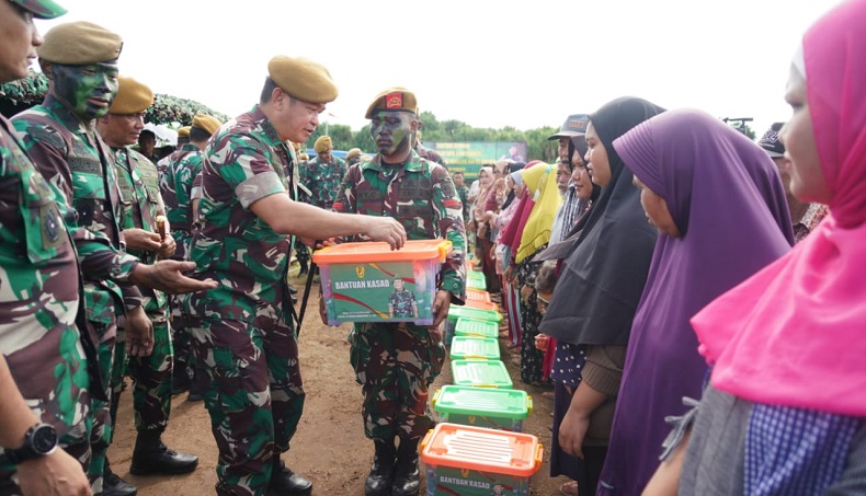 Pangkostrad Letjen Maruli Simanjuntak Terima Brevet Astros Kehormatan