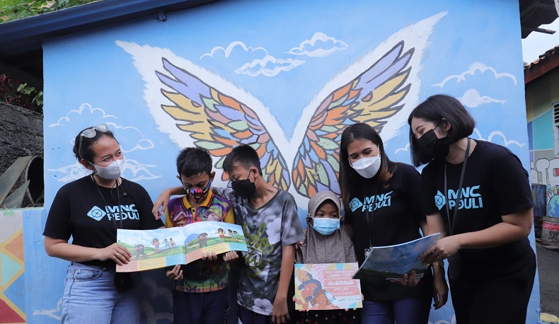Bagikan Buku, Kedatangan MNC Peduli Disambut Hangat Anak-Anak Rumah Baca 