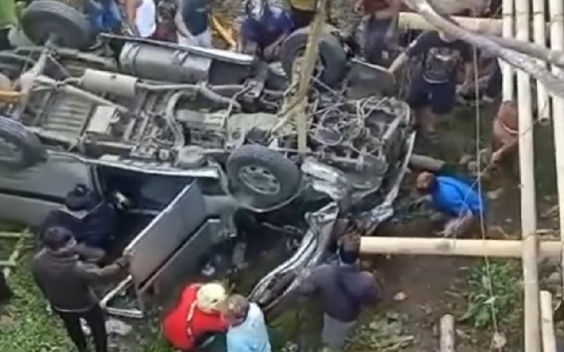 Mobil Travel Terjun ke Jurang usai Tabrak Jembatan di Bali, Sopir Tewas