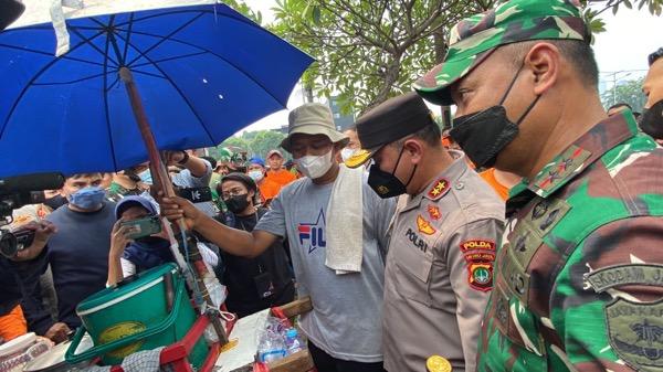 Momen Kapolda Metro Borong Bakso dan Ketoprak untuk Massa Buruh di Depan DPR