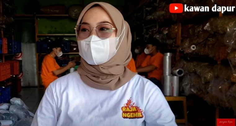 Niat Bisnis Camilan supaya Bisa Makan, Gadis Ini Kini Kantongi Omzet Rp100 Juta Sehari