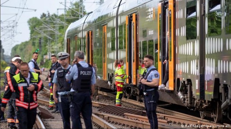 Pria Berjenggot Serang Penumpang Kereta Membabi Buta Pakai Pisau