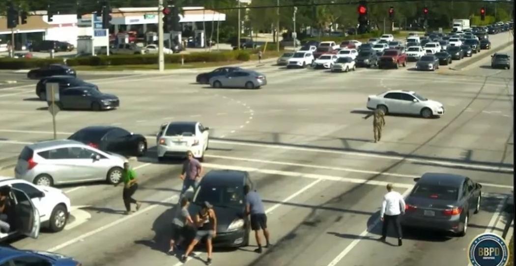 Pingsan saat Mengemudi di Lampu Merah, Perempuan Ini Diselamatkan Pengendara Lain