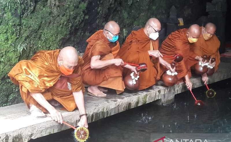 Begini Ritual Pengambilan Air Berkah untuk Perayaan Waisak dari Umbul Jumprit