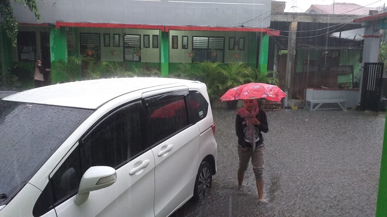 Hujan Disertai Angin, Banjir Rendam Jalan di Jatirahayu Bekasi
