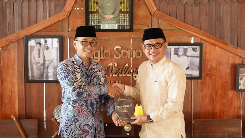 Silaturahmi ke Ponpes Darusalam Ciamis, Ketua Golkar Jabar Dapat Hadiah Buku Islam Moderat