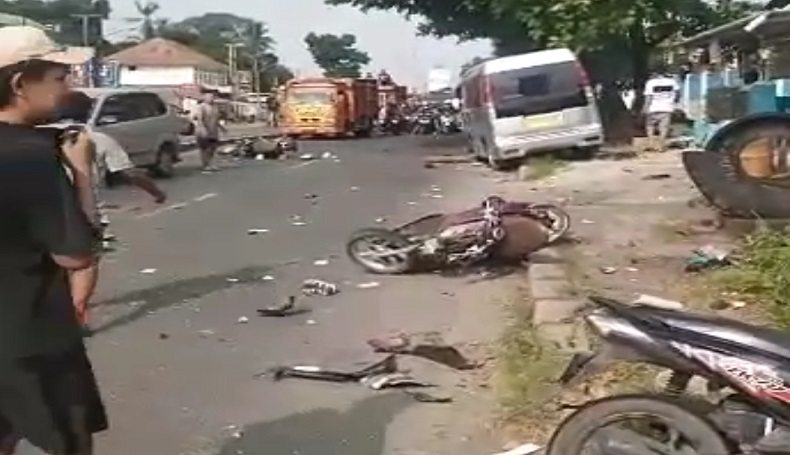 Ngeri, Elf Oleng Masuk Jalur Berlawanan lalu Tabrak Warga, Diduga Banyak Korban
