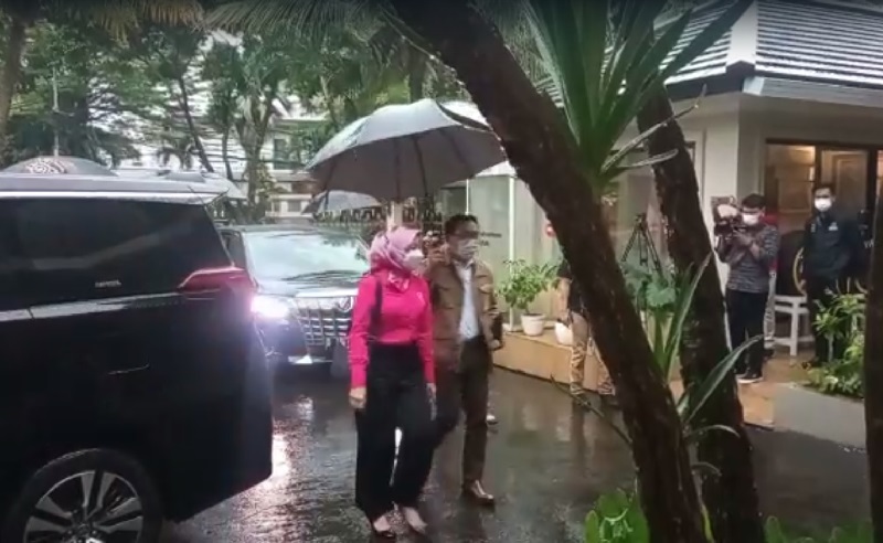 Mesranya Ridwan Kamil Gandeng Istri saat Kunjungi Rumah Airlangga Hartarto