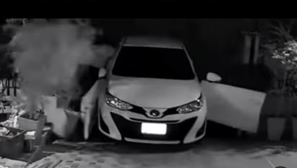 Viral Mobil Ini Kehilangan 2 Pintu Gara-Gara Lupa Rem Tangan di Halaman Rumah