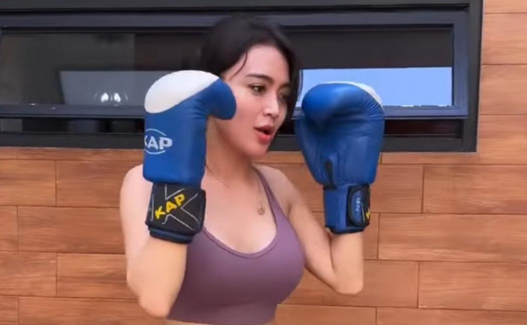 Wika Salim Unggah Latihan Tinju dengan Pakaian Seksi, Netizen: Membara Banget