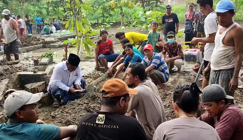 4 Orang Sekeluarga Korban Bus Maut di Tol Sumo Dimakamkan Satu Liang