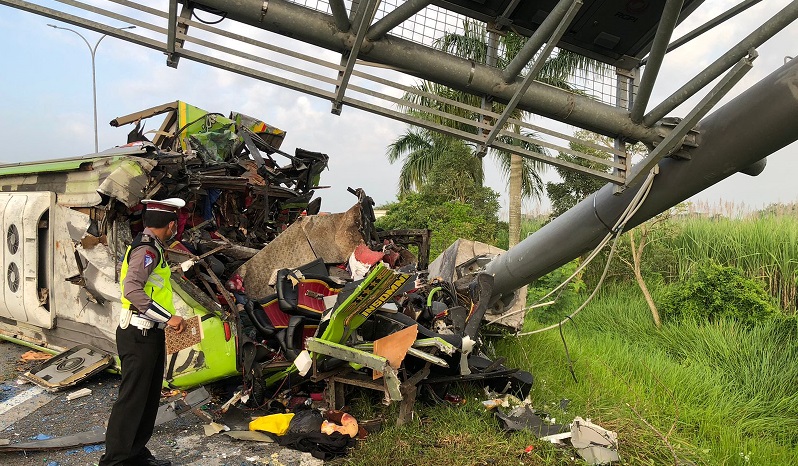 Bus Maut di Tol Jombang-Surabaya Bawa 25 Wisatawan dari Yogyakarta