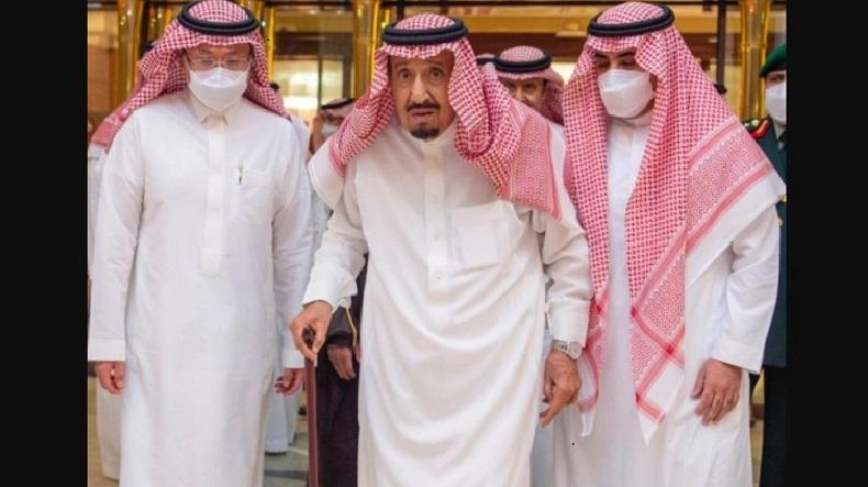 Raja Salman Keluar dari Rumah Sakit, Berjalan Pelan Pakai Tongkat