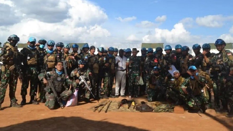 Milisi di Kongo Tobat Serahkan Beragam Senjata ke TNI, Ada Jimat Tradisional