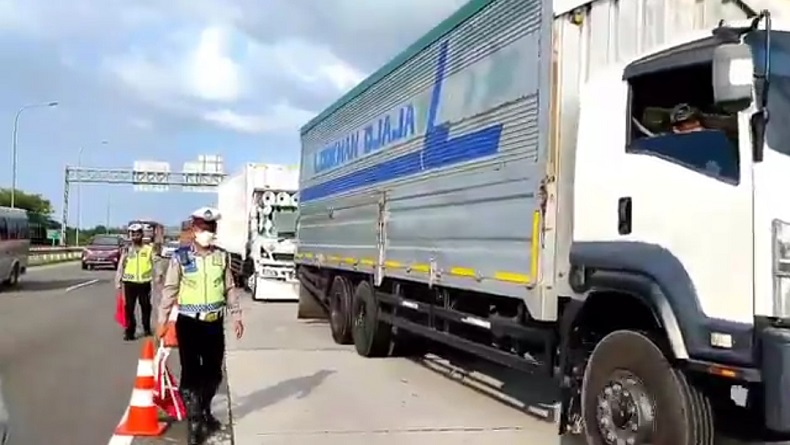 Arus Balik Liburan Padati Tol Cikampek, Truk Sumbu 3 Dialihkan ke Arteri Pantura