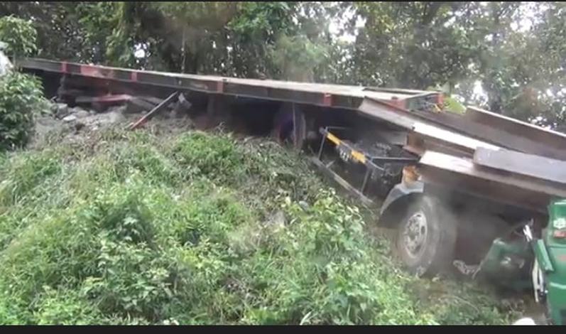 Rem Blong, Truk Muatan Puluhan Ton Besi Terjun ke Jurang di Jalur Pantura Batang