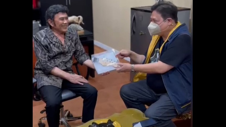 Lengkapi Gitar Legenda, Airlangga Hartarto Beri Special Gift untuk Rhoma Irama