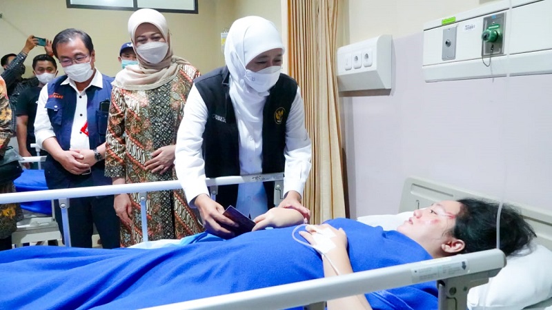 Jenguk Korban Bus Maut di Rumah Sakit, Gubernur Khofifah: Semoga Kembali Sehat