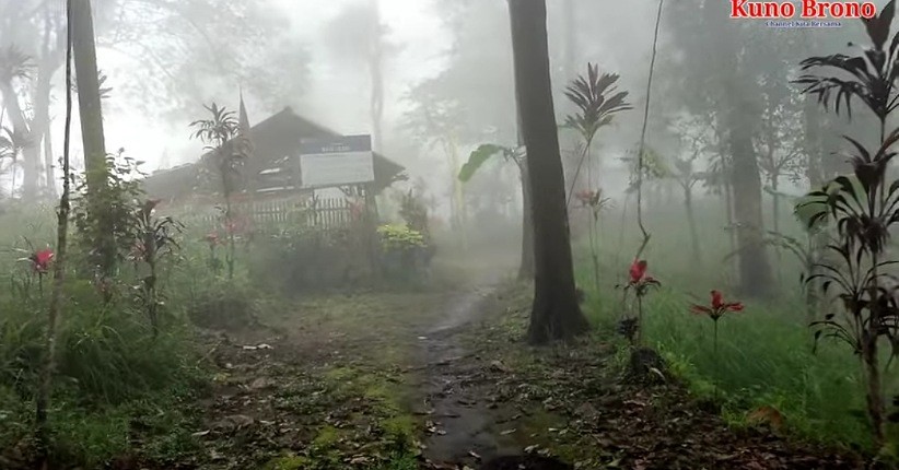 Awalnya Dikira Warung, Ternyata Ada Makam Kuno yang Diduga sebagai Orang Sakti Tertutup Kabut
