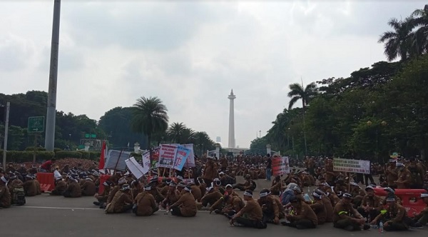 Ribuan Pegawai Perhutani Se-Jawa Banjiri Kawasan Patung Kuda, Tuntut Kementerian LHK