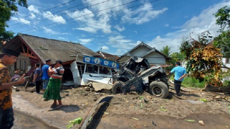 Kecelakaan di Pasuruan, Truk Bermuatan Pasir Hantam 9 Rumah