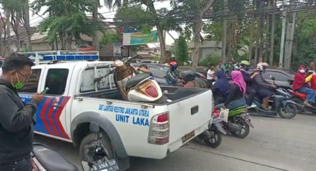 Bersenggolan dengan Motor, Emak-Emak di Koja Tewas Terlindas Truk