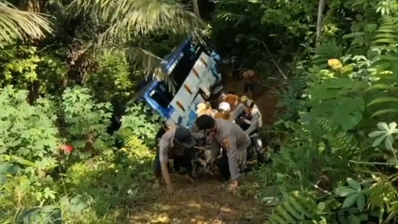 Bus di Lampung Masuk Jurang sedalam 50 Meter, 1 Penumpang Tewas
