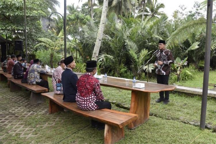 Unik, 7 Pasangan Pengantin Nikah Massal di Kebun dengan Mas Kawin Buah Salak