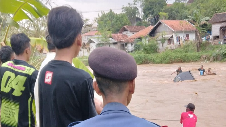 Pikap Terseret Arus Sungai Cipasarangan Garut, Sopir dan Kernet Nyaris Hanyut