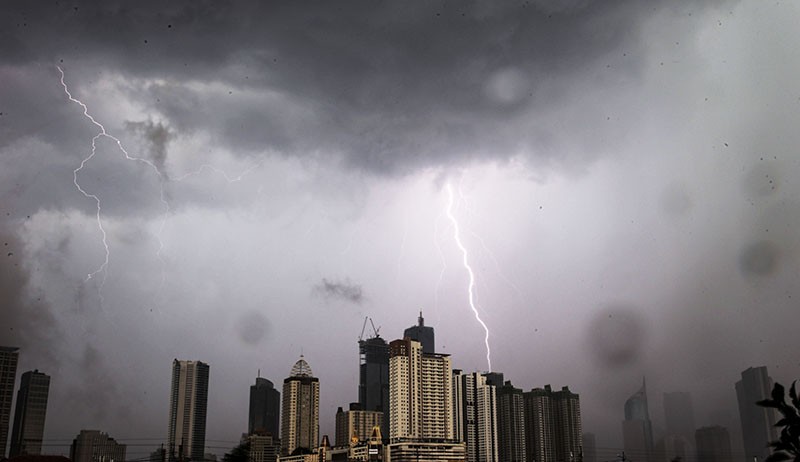 BMKG Prediksi Hujan Petir di Jakarta Selatan pada Siang Hari