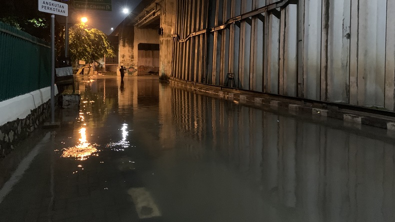 Terendam Banjir, Akses Jalan di Kolong Flyover Cibodas Tangerang Terputus