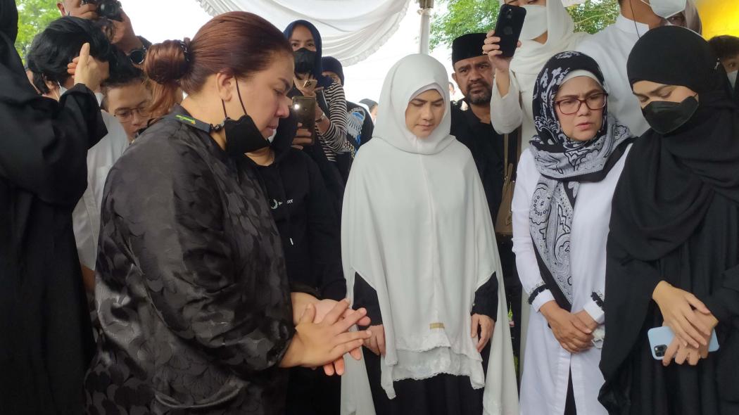 Air Mata Astri Ivo Menetes saat Mengantarkan Ibunda ke Tempat Peristirahatan Terakhir