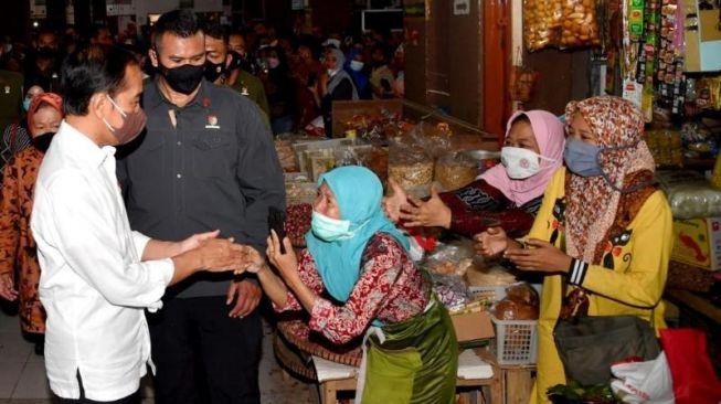 Jokowi Kunjungi Pasar Muntilan, Langsung Cek Harga Minyak Goreng Curah 