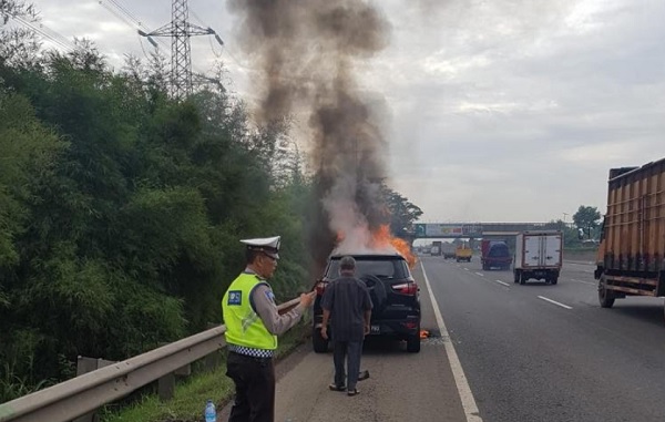 Mobil di Tol Tangerang Merak Hangus Terbakar gegara Overheat
