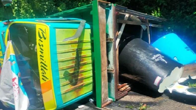 Truk Gagal Menanjak Terguling di Lombok Timur, Muatan Isi Minyak Goreng Tumpah 