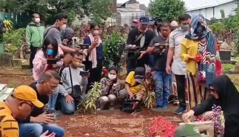 Viral Doddy Sudrajat Ziarah ke Makam Vanessa Angel, Makam Bibi Andriansyah Tak Ditaburi Bunga