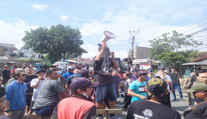 Warga Blokade Jalan Nasional Sukabumi-Bogor, Lalu Lintas Lumpuh 1 Jam