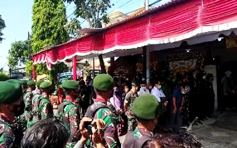 Suasana Rumah Duka Achmad Yurianto, Tampak Karangan Bunga dari Presiden Jokowi