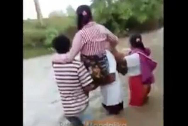 Viral, Tak Ada Jembatan, Ibu Hamil Tua Digendong Seberangi Sungai Pemoles Lombok Tengah