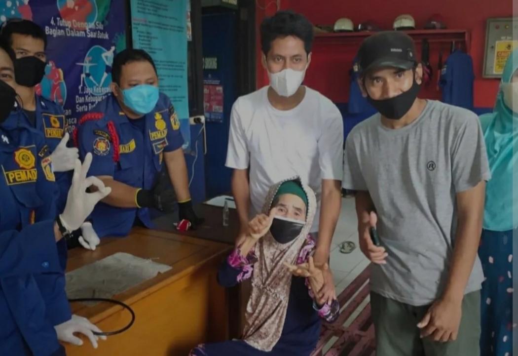 Tak Bisa Lepas Cincin, Nenek 73 Tahun Minta Tolong ke Damkar Jaksel