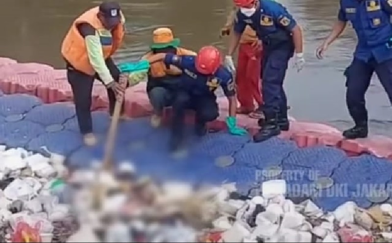 Geger Jasad Bayi Ditemukan di Tumpukan Sampah Banjir Kanal Barat, Petugas Kerahkan Alat Berat