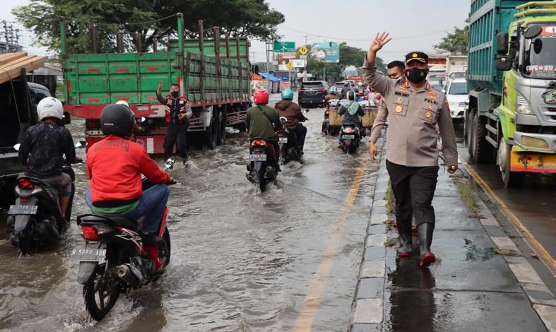 Jalur Pantura Demak Diterjang Banjir Rob, Arus Lalu Lintas Tersendat