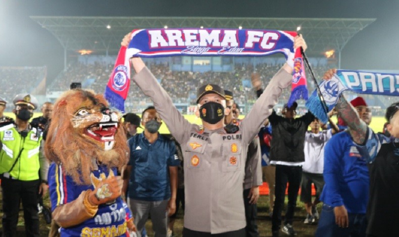 Aremania Nobatkan Kapolres Malang 'Sam Ferli' Jadi Warga Kehormatan Arema FC
