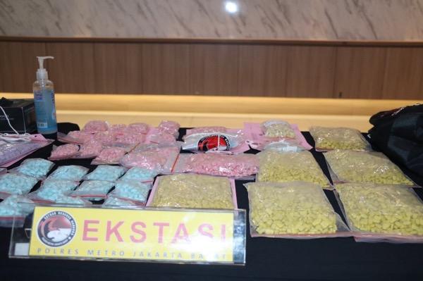 Polres Metro Jakbar Amankan Ribuan Pil Ekstasi hingga Sabu Senilai Rp3 Miliar