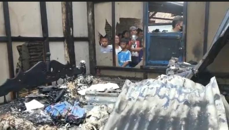 Rumah Terbakar, Ibu di Banyumas Ini Menangis Histeris Tak Bisa Selamatkan Anak